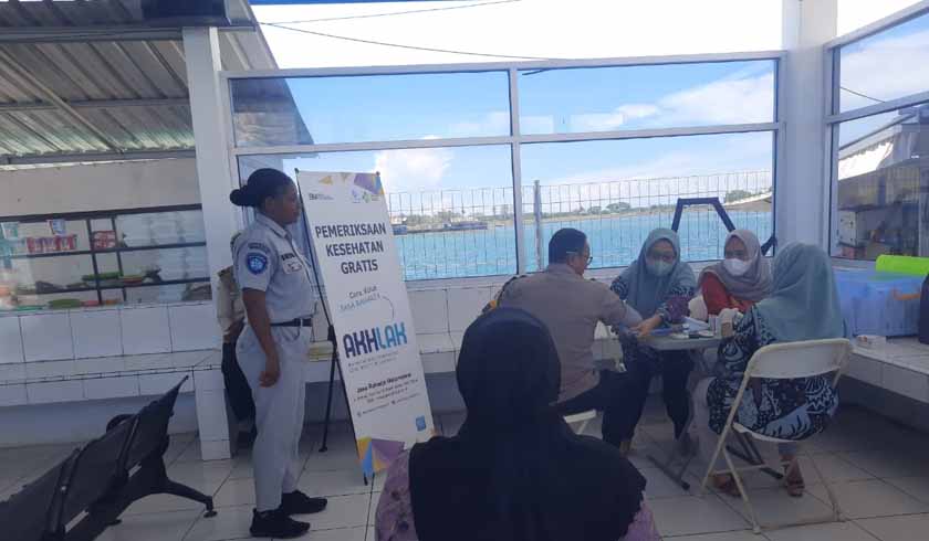 Di Pelabuhan Penyebrangan Bangsalae