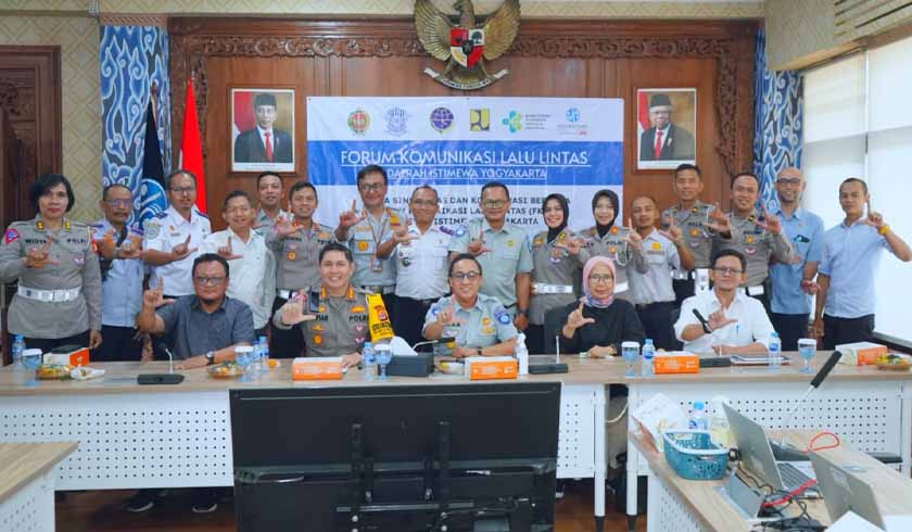 Di Ruas Jalan Sepanjang Ring Road