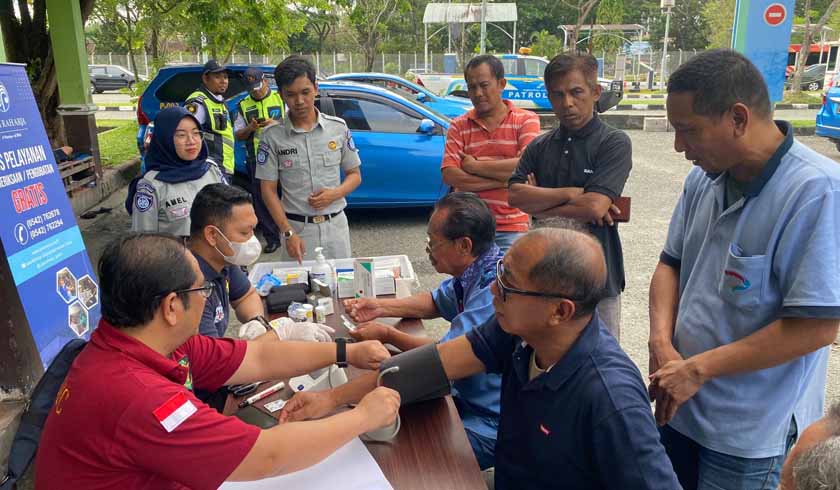 Gelar Pengobatan Gratis di Bandara SAMS