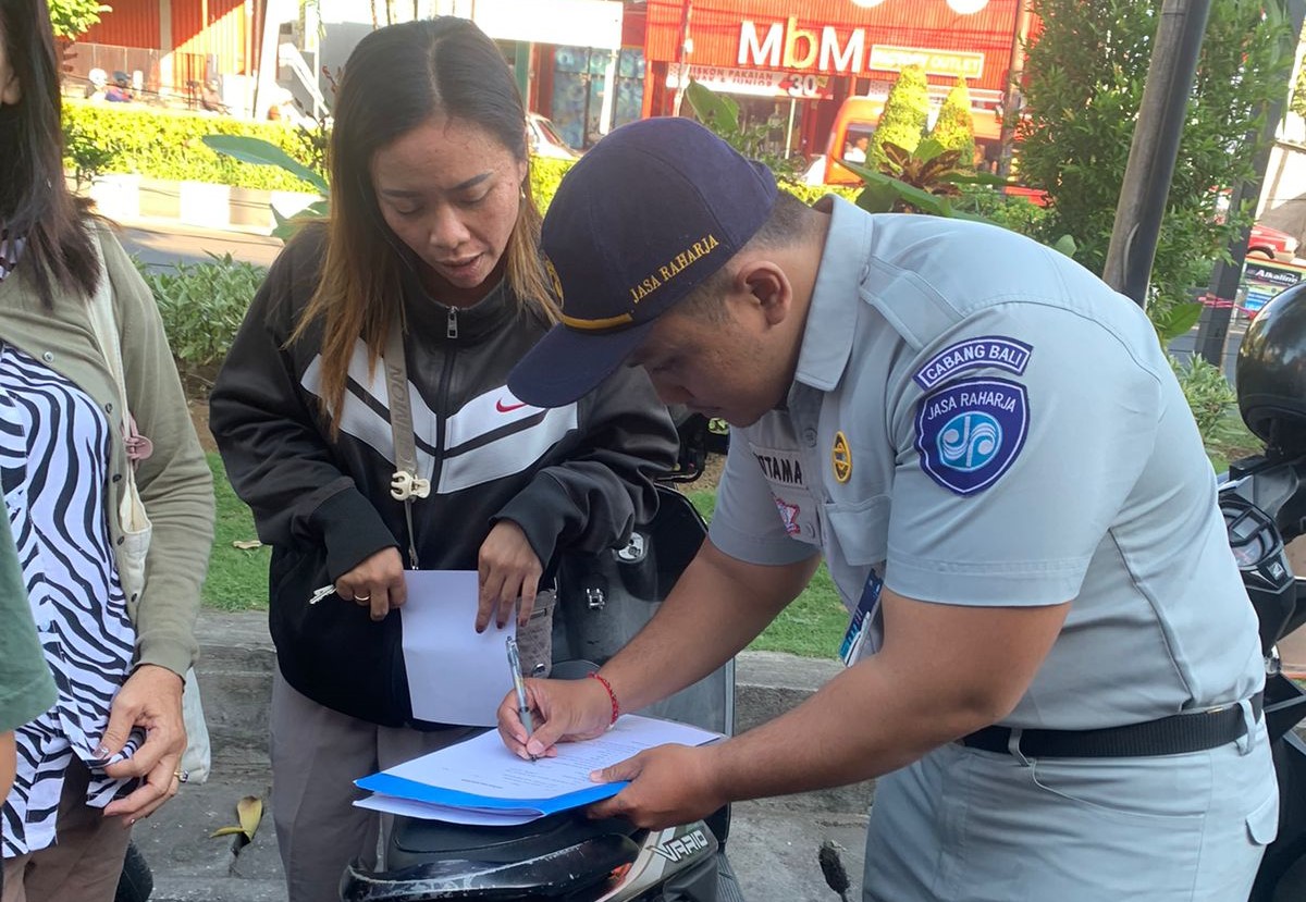 Melunasi Pajak Kendaraan Bermotor