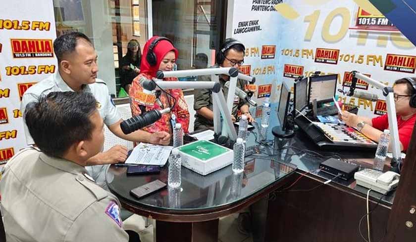 di Radio Dahlia Kota Bandung