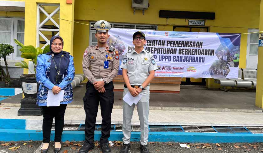 di Halaman Kantor Samsat Banjarbaru