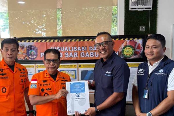 Tim Penyelam KMP Tunu Pratama Jaya