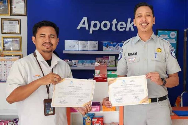 dengan Apotek Kimia Farma Bima