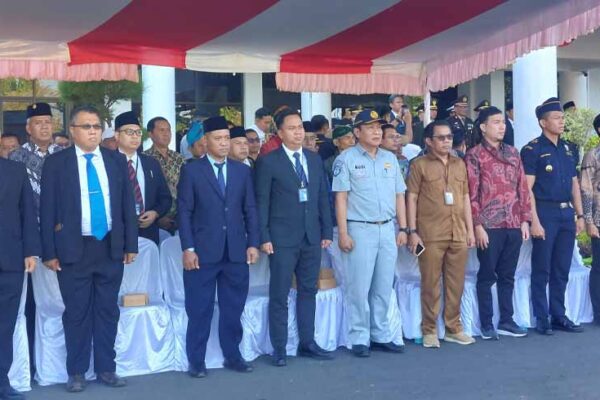 di Halaman Kantor Bupati Sumbawa