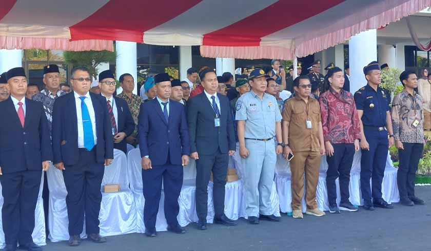 di Halaman Kantor Bupati Sumbawa