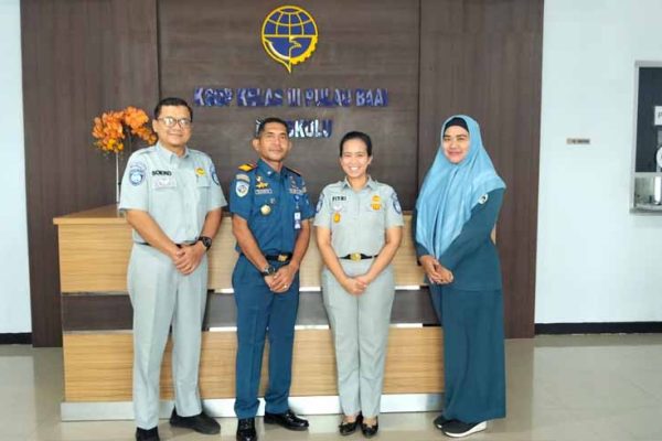 di Kawasan Pelabuhan Pulau Baai