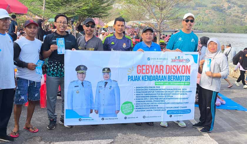 di Pantai Amahami Bima