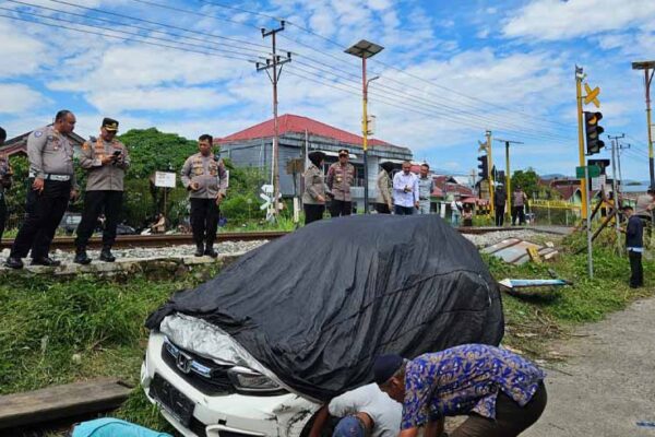 Tertemper Kereta Api di Padang