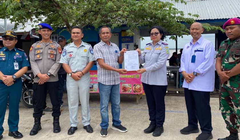 di Dermaga Teluk Suak–Pulau Lemukutan