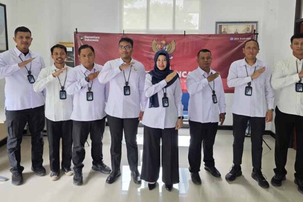 dengan Upacara Khidmat