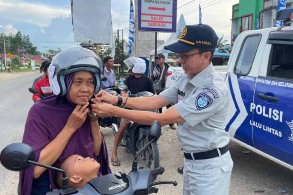 Melalui Pembagian Helm