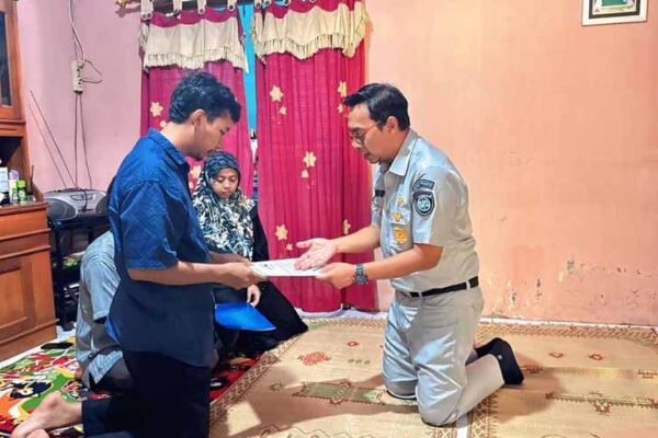 Tertemper Kereta Api Di Prambanan