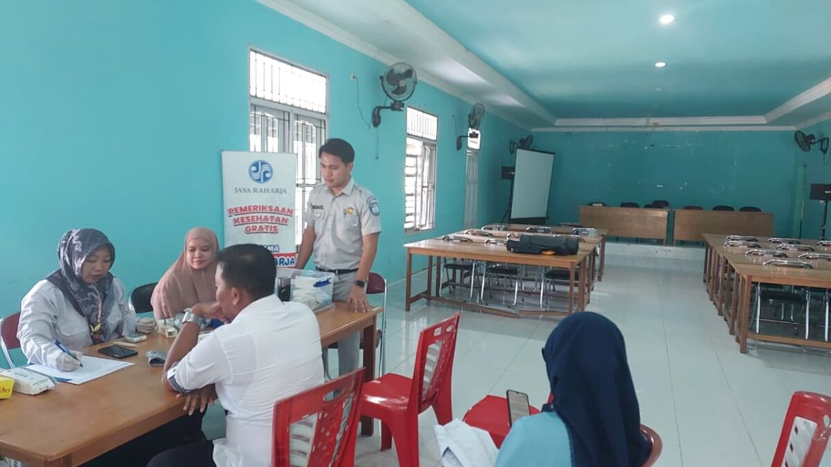 Warga Desa Ruhui Rahayu