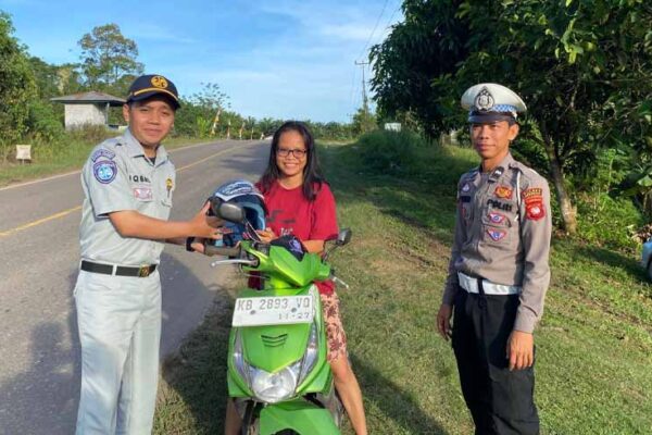 dengan Pembagian Helm Gratis