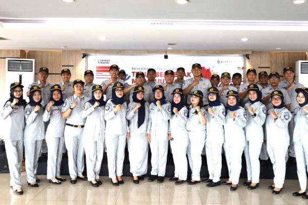 dengan Upacara Khidmat