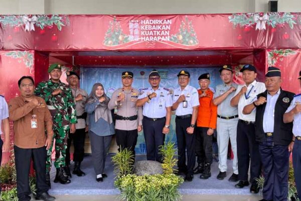 di Bandara Tebelian Kabupaten Sintang