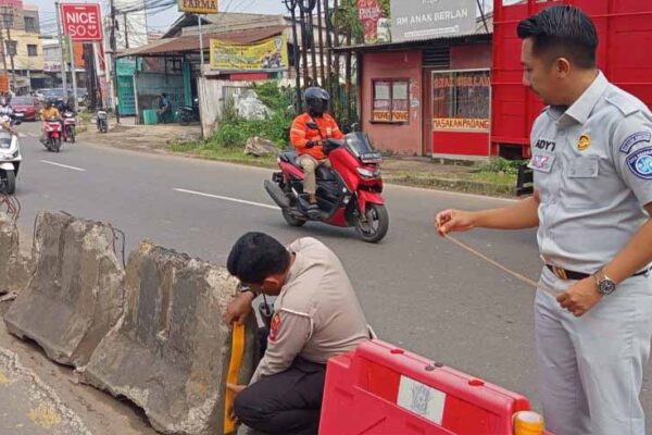 di Pembatas Jalan Kabupaten Tangerang