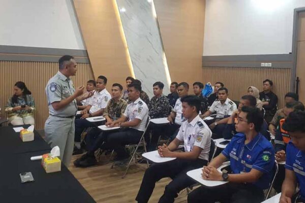 di Stasiun KAI Kota Padang